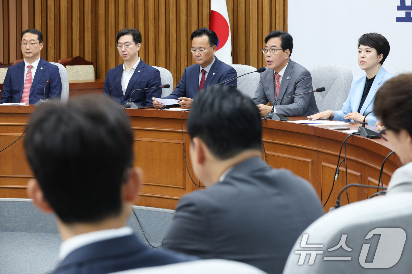 (서울=뉴스1) 안은나 기자 = 송언석 국민의힘 원내대표가 20일 오전 서울 여의도 국회에서 열린 원내대책회의에 참석해 모두 발언하고 있다. 2025.6.20/뉴스1