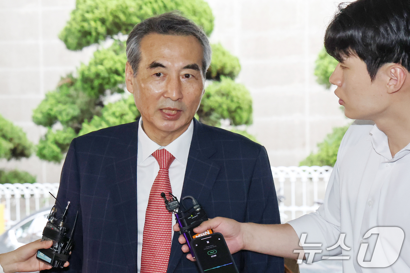 (서울=뉴스1) 민경석 기자 = 윤석열 전 대통령의 부인 김건희 여사 의혹 관련 사건을 맡은 민중기 특별검사가 20일 오전 서울 서초구 사무실로 출근하고 있다. 2025.6.20/ …