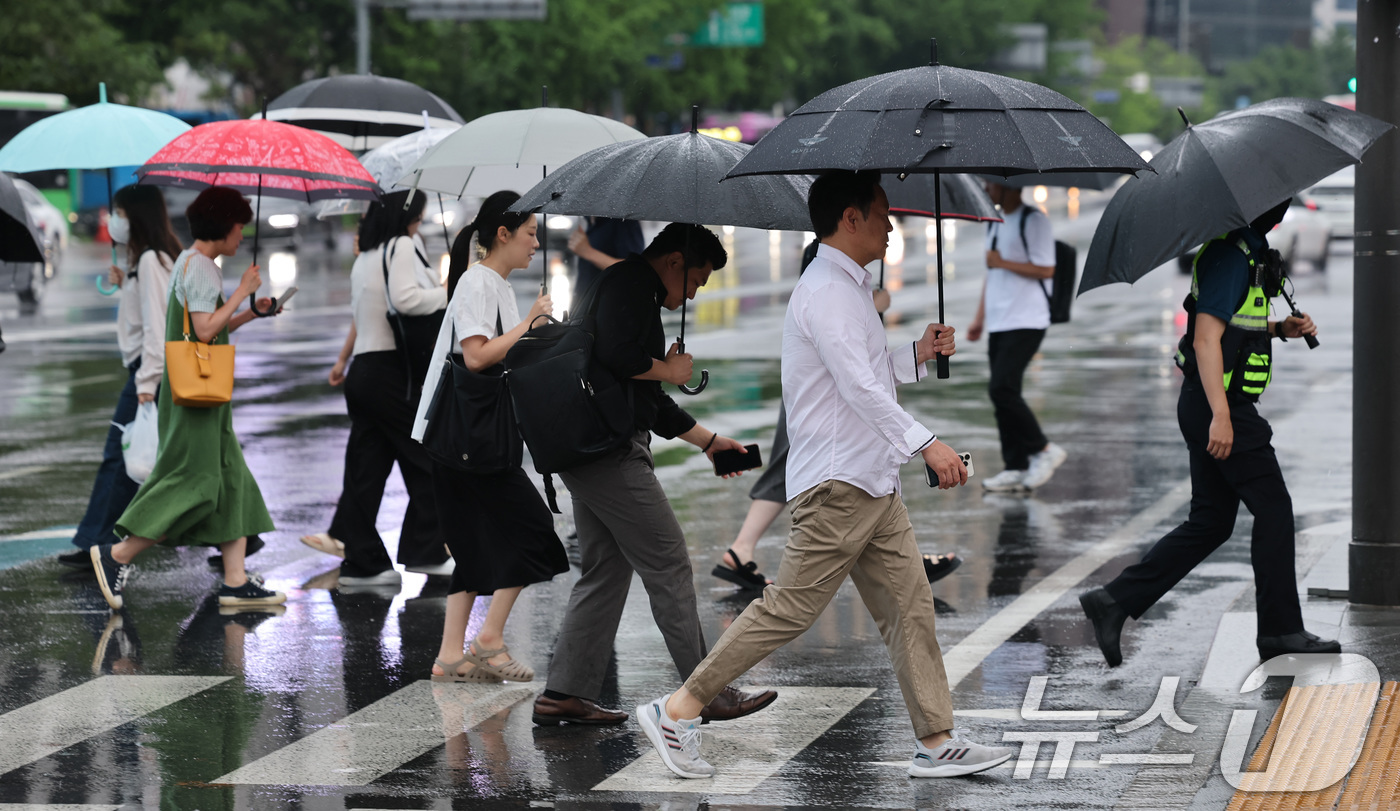 (서울=뉴스1) 임세영 기자 = 장마가 시작되며 서울 전역에 호우주의보가 내려진 20일 오전 서울 광화문네거리에서 우산을 쓴 시민들이 출근하고 있다. 2025.6.20/뉴스1