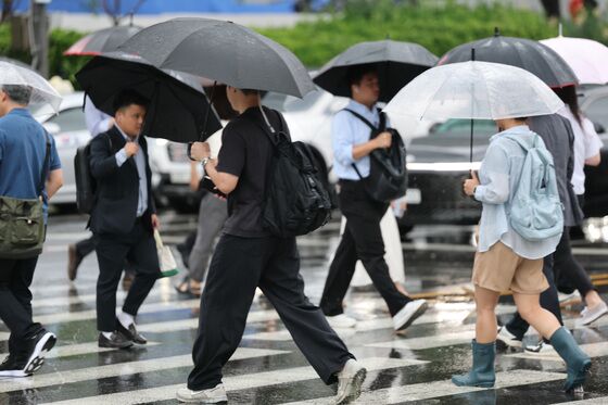 "날씨 정말 최악"…장맛비에 선풍기·우산 들고 출근길 나선 시민들