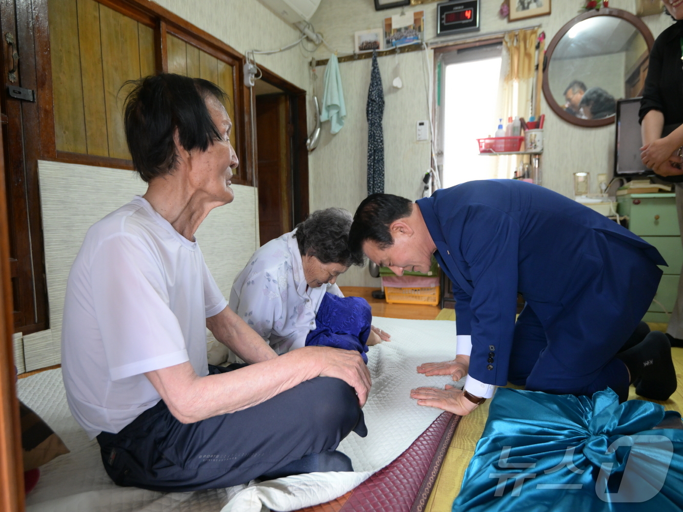 (논산=뉴스1) 이동원 기자 = 백성현 논산시장이 6월 호국보훈의 달을 맞아 지난 19일 참전유공자 가정을 직접 방문해 감사의 뜻을 전했다. 6·25전쟁 참전 유공자인 김수진 어르 …