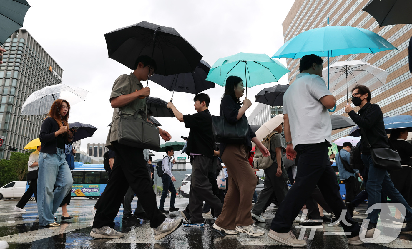 (서울=뉴스1) 임세영 기자 = 장마가 시작되며 서울 전역에 호우주의보가 내려진 20일 오전 서울 광화문네거리에서 우산을 쓴 시민들이 출근하고 있다. 2025.6.20/뉴스1