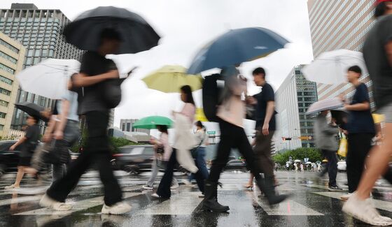 서울·경기 호우특보…충청 이남은 31.1도 '무더위'
