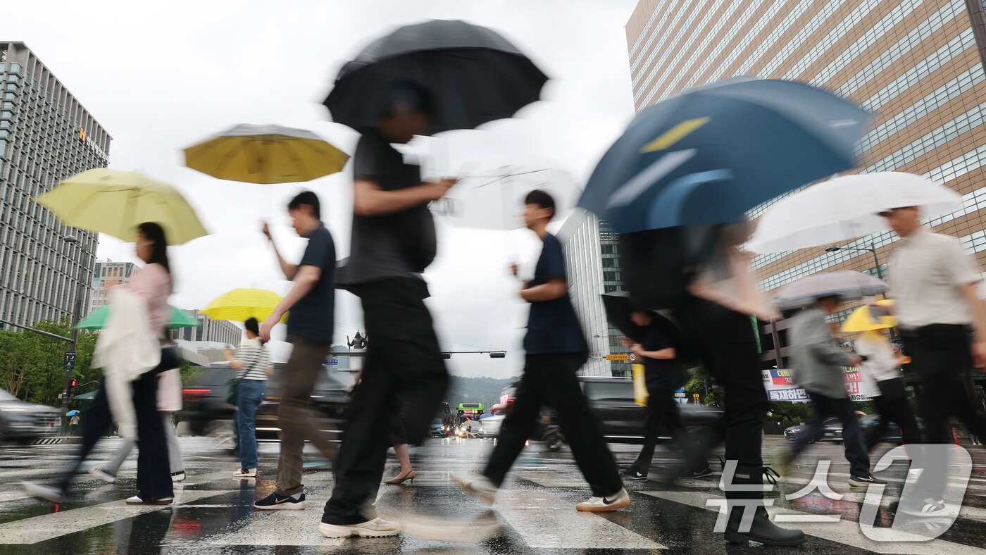 본문 이미지 - 장마가 시작되며 서울 전역에 호우주의보가 내려진 20일 오전 서울 광화문네거리에서 우산을 쓴 시민들이 출근하고 있다. 2025.6.20/뉴스1 ⓒ News1 임세영 기자