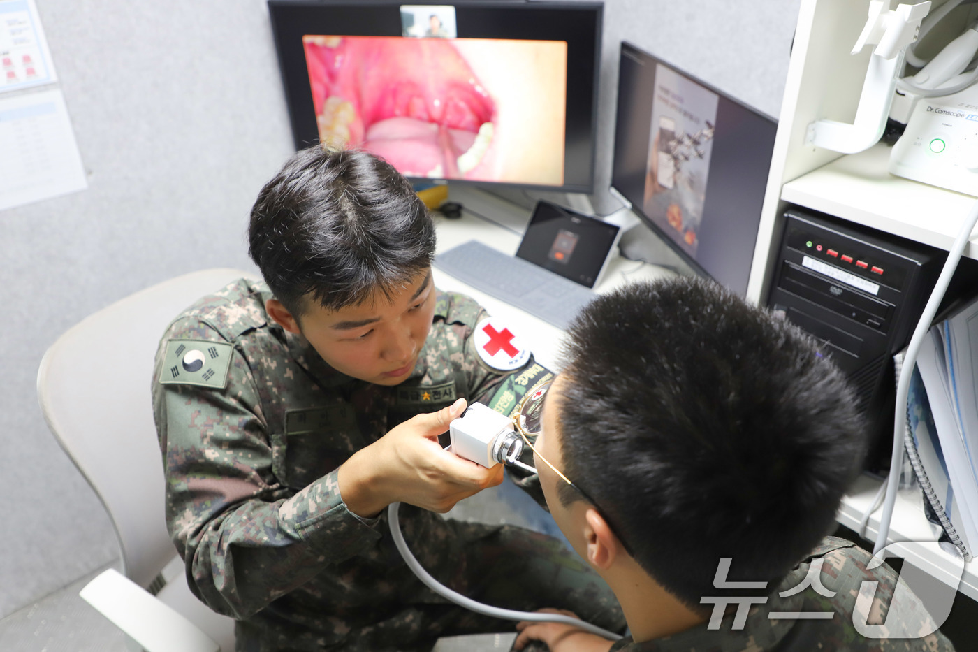 (서울=뉴스1) = 육군은 20일 원격진료시스템 노후장비 교체 및 개선 사업을 통해 격오지 부대 장병들의 의료접근성을 크게 개선했다고 밝혔다.'원격진료시스템'을 활용중인 21사단 …