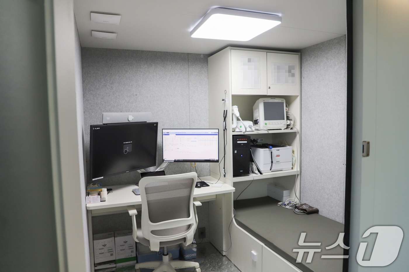 (서울=뉴스1) = 육군은 20일 원격진료시스템 노후장비 교체 및 개선 사업을 통해 격오지 부대 장병들의 의료접근성을 크게 개선했다고 밝혔다.사진은 21사단 GOP 소초에 설치되어 …