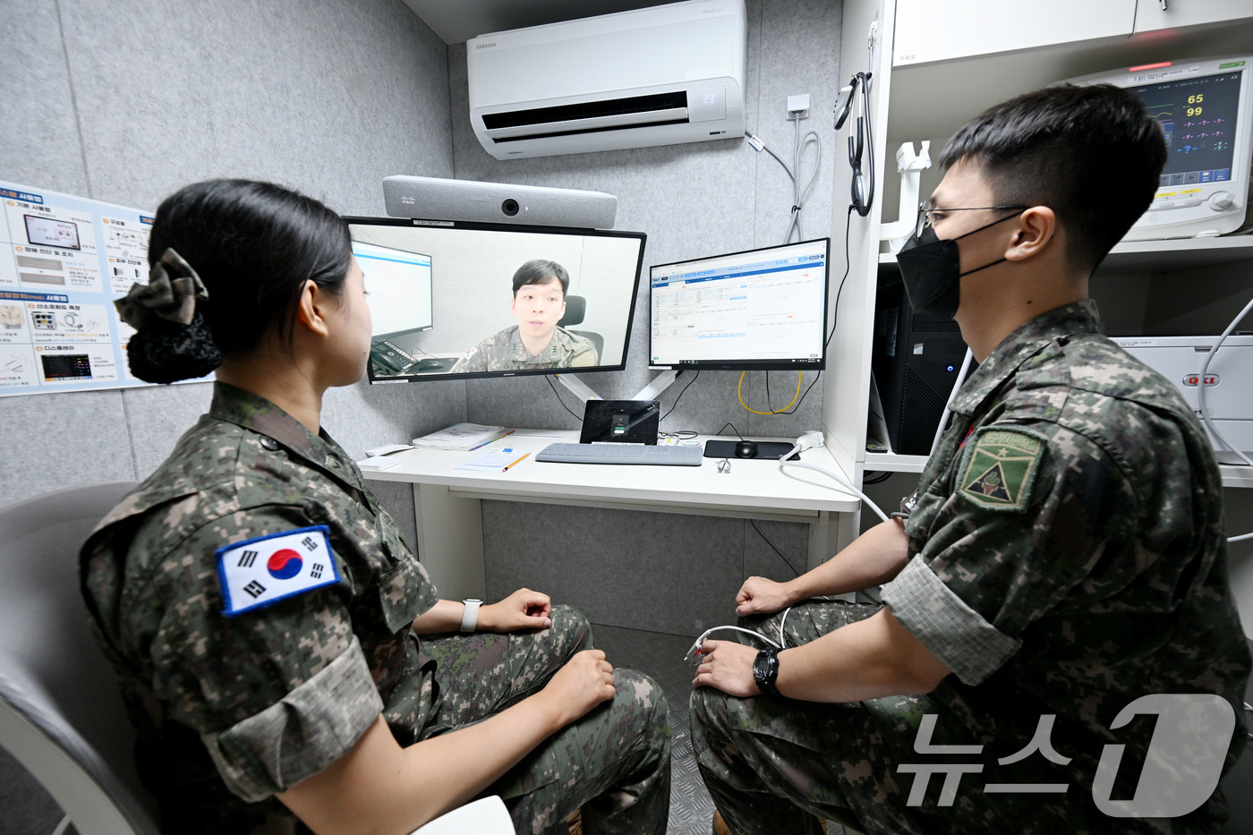 (서울=뉴스1) = 육군은 20일 원격진료시스템 노후장비 교체 및 개선 사업을 통해 격오지 부대 장병들의 의료접근성을 크게 개선했다고 밝혔다.원격진료시스템을 활용 중인 육군부사관학 …
