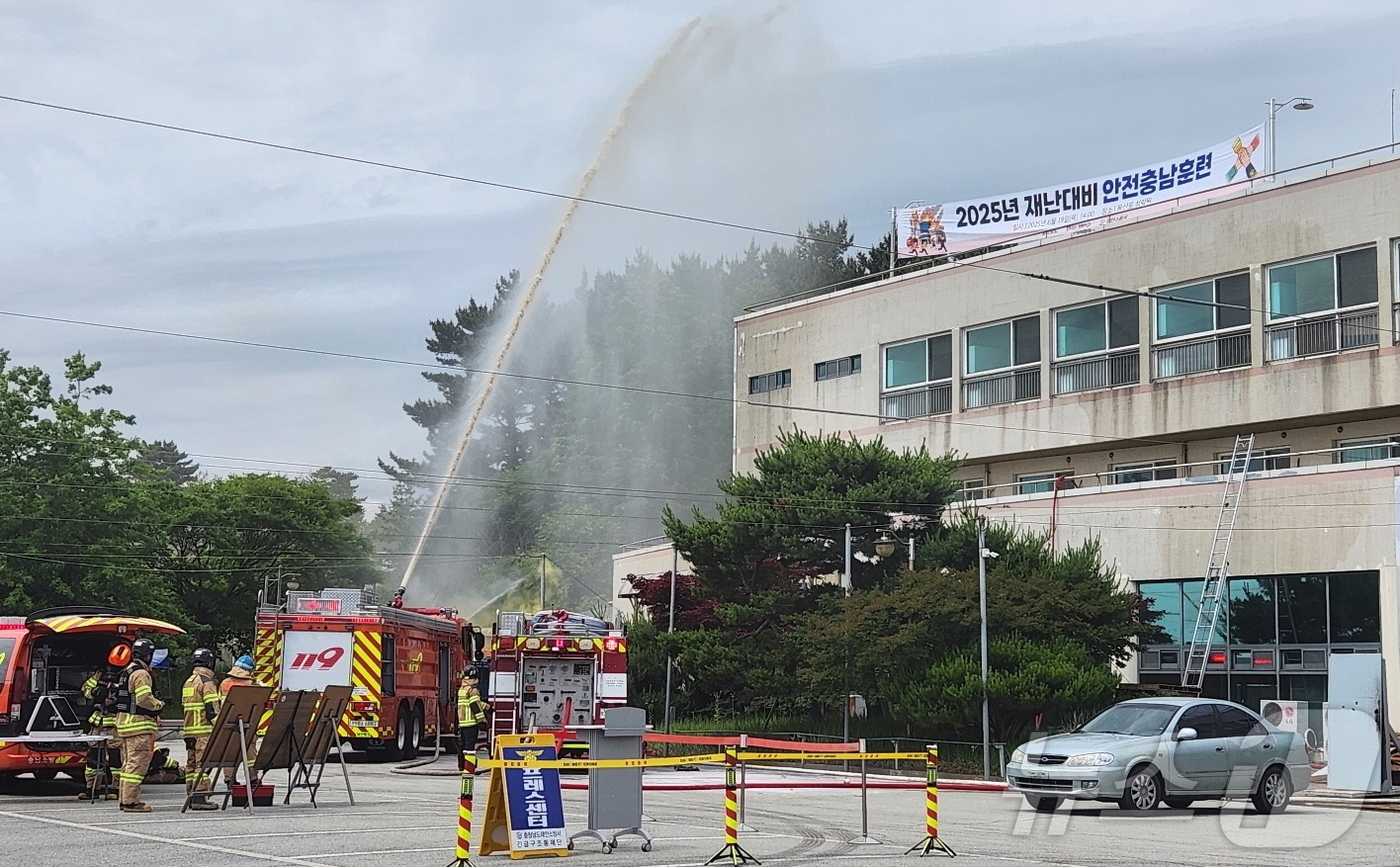 (태안=뉴스1) 이동원 기자 = 태안군이 지난 19일 남면에 위치한 한 종교시설에서 군 및 충남도 관계자를 비롯해 태안·서산·당진소방서, 119 특수대응단, 국립공원공단, 태안경찰 …