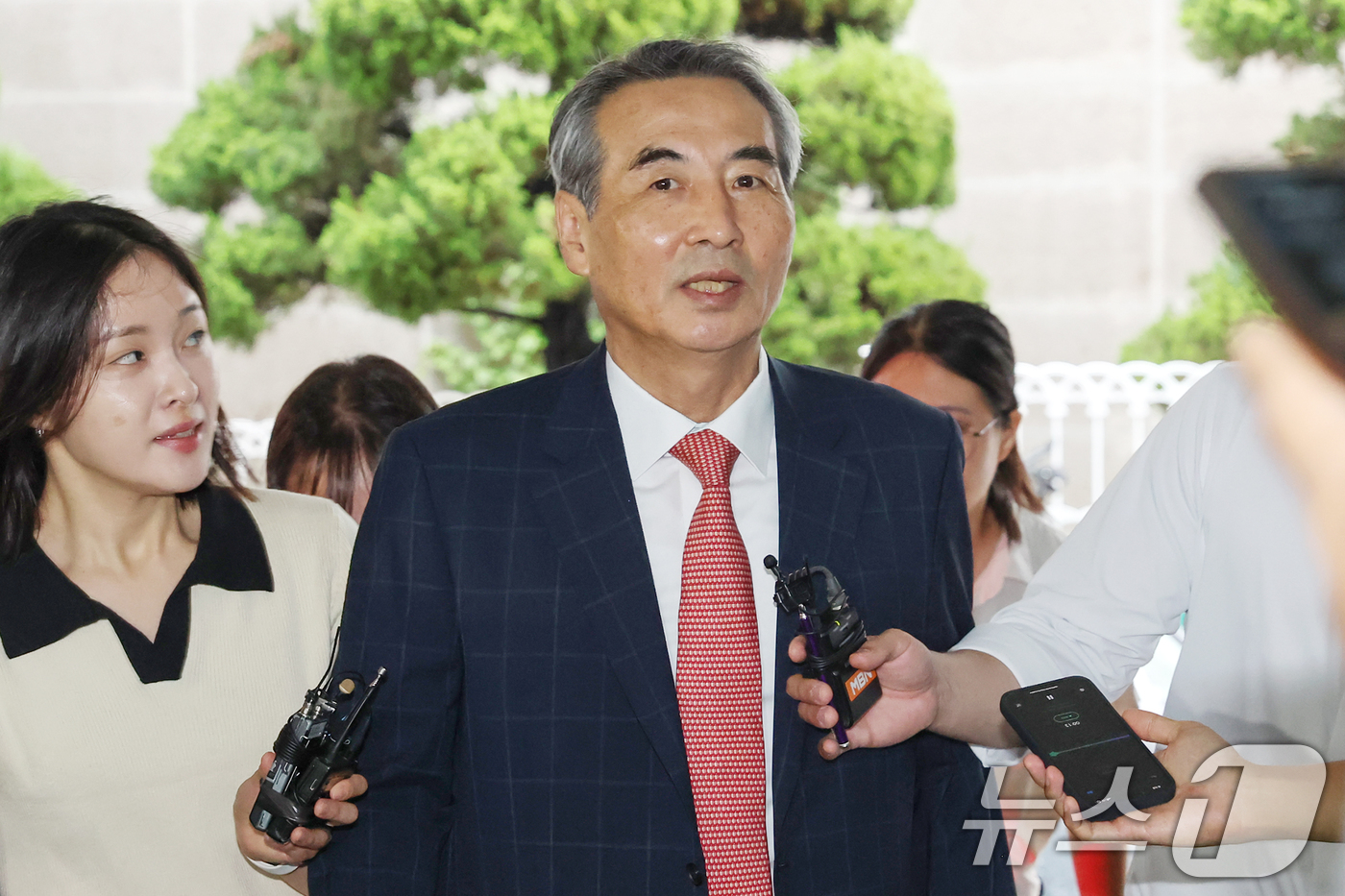 (서울=뉴스1) 민경석 기자 = 윤석열 전 대통령의 부인 김건희 여사 의혹 관련 사건 수사를 맡은 민중기 특별검사가 20일 오전 서울 서초구 사무실로 출근하고 있다. 2025.6. …