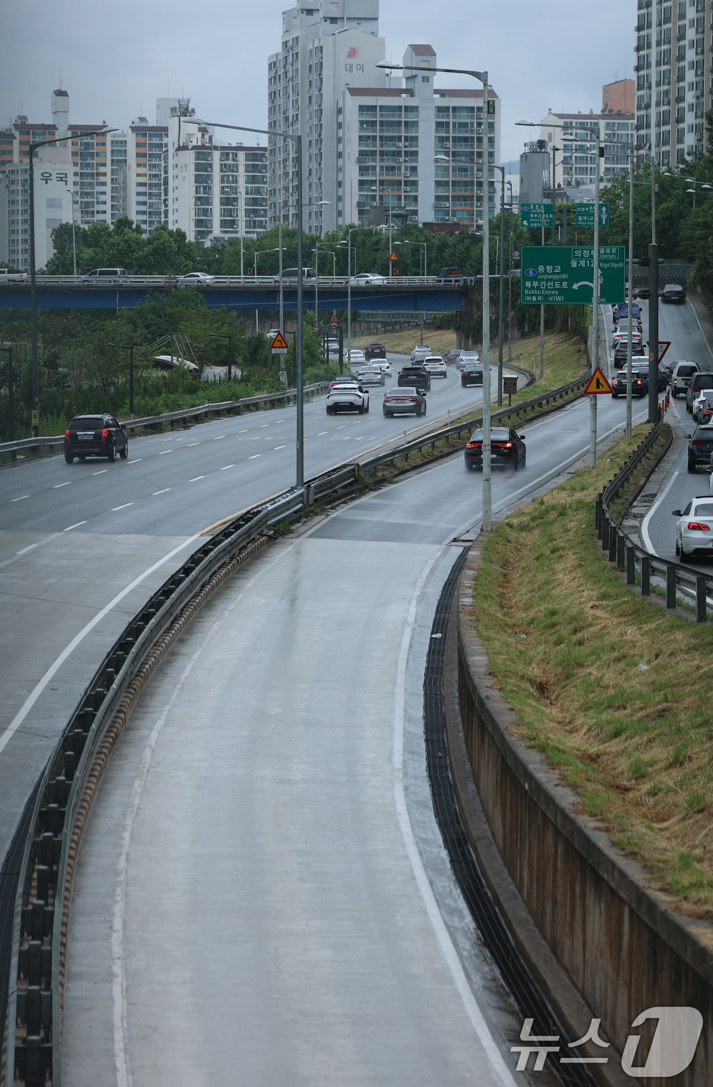 (서울=뉴스1) 권현진 기자 = 20일 강한 호우로 통제됐던 동부간선도로 의정부 방향 월릉교 진입램프가 해제돼 차량 통행이 정상화 되고 있다. 2025.6.20/뉴스1