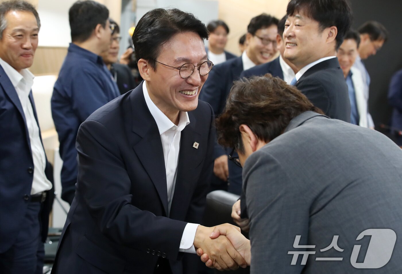 본문 이미지 - 김민석 국무총리 후보자가 20일 오전 대구 수성구 알파시티 내 대구디지털혁신진흥원에서 열린 &#39;인공지능 전환&#40;AX&#41; 연구거점 조성을 위한 경청 간담회&#39;에서 참석자들과 인사 나누고 있다. 2025.6.20/뉴스1 ⓒ News1 공정식 기자