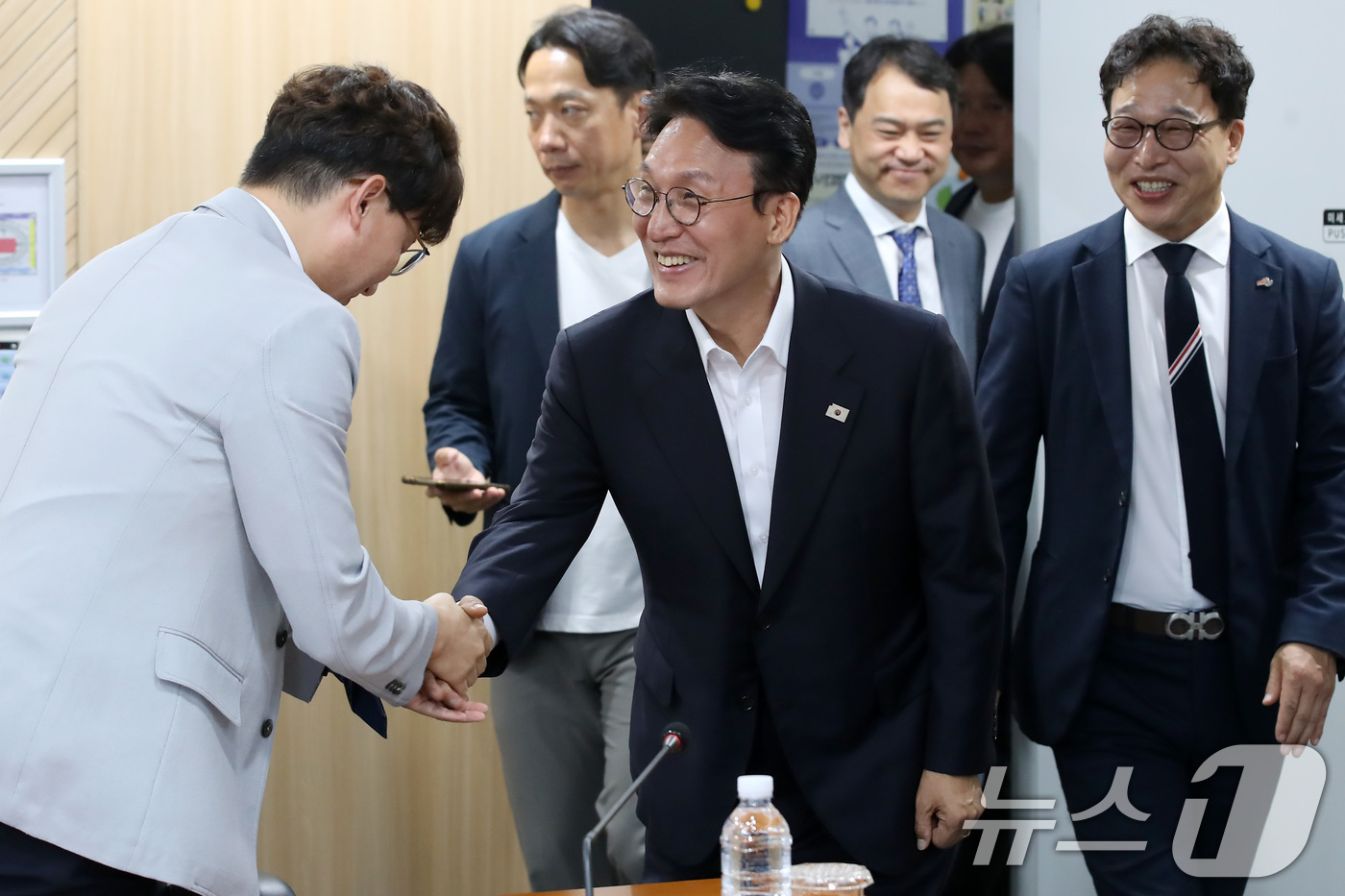 (대구=뉴스1) 공정식 기자 = 김민석 국무총리 후보자가 20일 오전 대구 수성구 알파시티 내 대구디지털혁신진흥원에서 열린 '인공지능 전환(AX) 연구거점 조성을 위한 경청 간담회 …