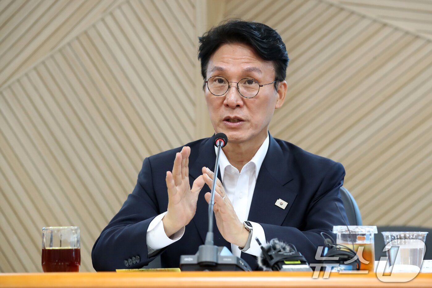 본문 이미지 - 김민석 국무총리 후보자가 20일 오전 대구 수성구 알파시티 내 대구디지털혁신진흥원에서 열린 &#39;인공지능 전환&#40;AX&#41; 연구거점 조성을 위한 경청 간담회&#39;에 참석해 모두발언을 하고 있다. 2025.6.20/뉴스1 ⓒ News1 공정식 기자