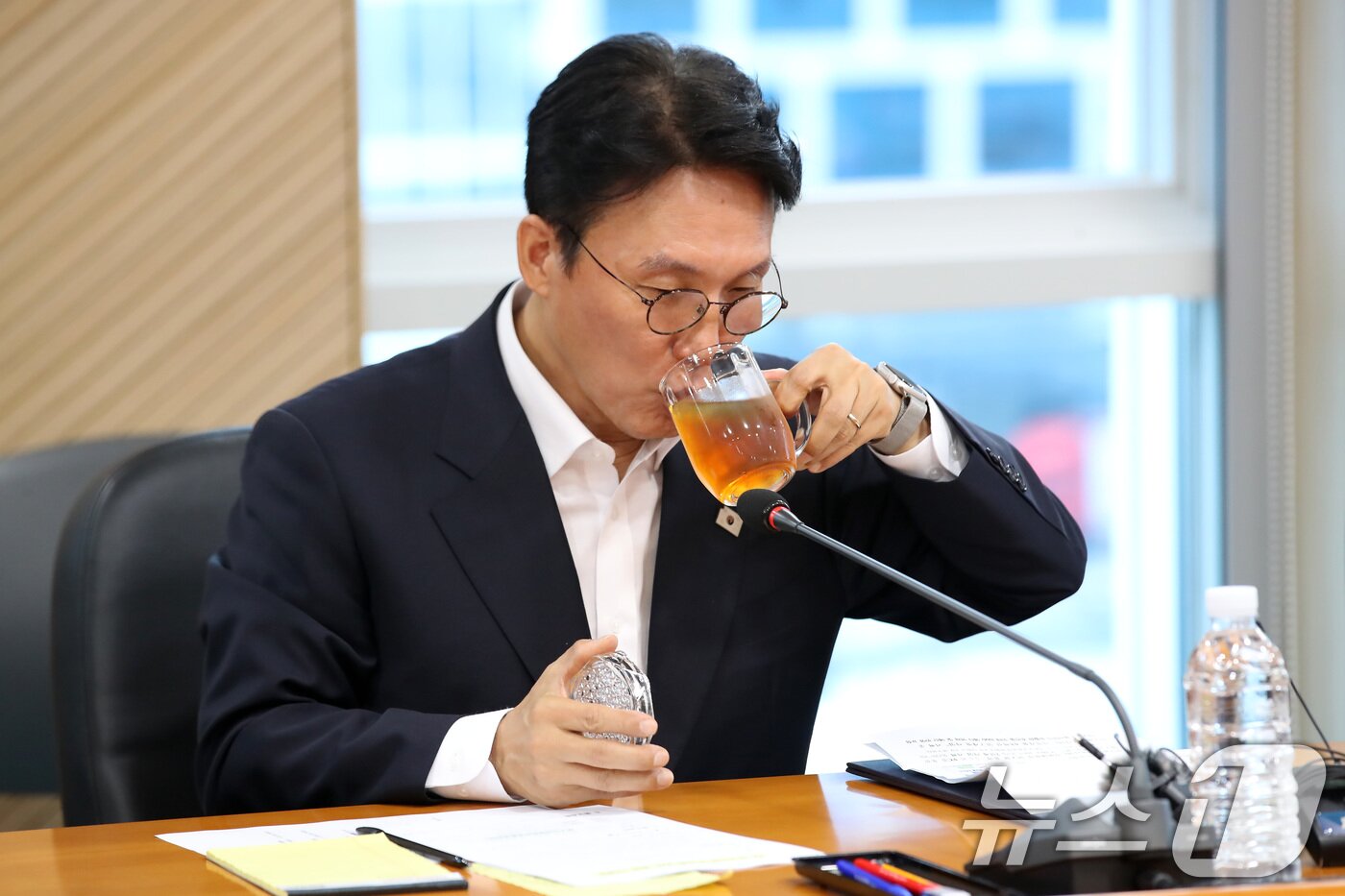 본문 이미지 - 김민석 국무총리 후보자가 20일 오전 대구 수성구 알파시티 내 대구디지털혁신진흥원에서 열린 &#39;인공지능 전환&#40;AX&#41; 연구거점 조성을 위한 경청 간담회&#39;에 참석해 모두발언 전 차를 마시고 있다. 2025.6.20/뉴스1 ⓒ News1 공정식 기자