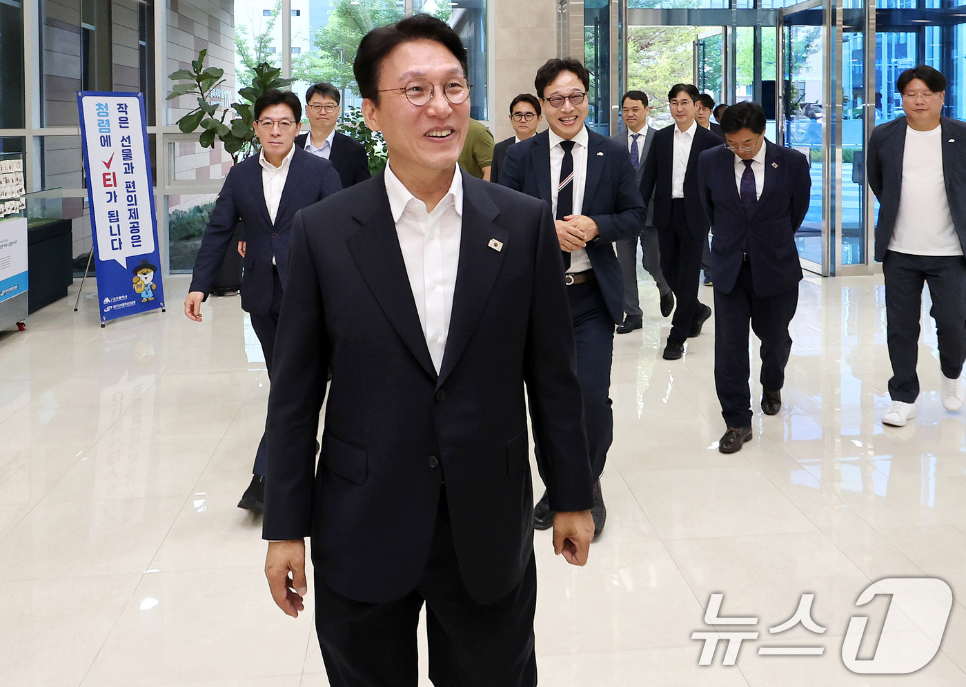 (대구=뉴스1) 공정식 기자 = 김민석 국무총리 후보자가 20일 오전 대구 수성구 알파시티 내 대구디지털혁신진흥원에 도착해 '인공지능 전환(AX) 연구거점 조성을 위한 경청 간담회 …