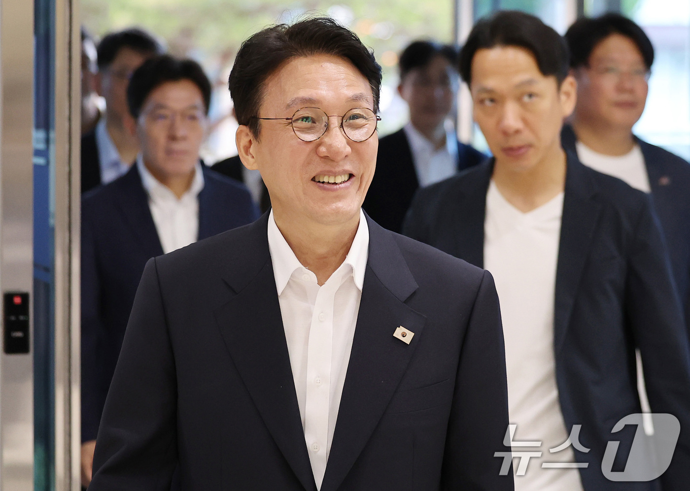 (대구=뉴스1) 공정식 기자 = 김민석 국무총리 후보자가 20일 오전 대구 수성구 알파시티 내 대구디지털혁신진흥원에 도착해 '인공지능 전환(AX) 연구거점 조성을 위한 경청 간담회 …