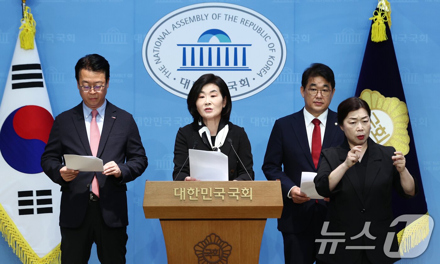 본문 이미지 - 국민의힘 곽규택&#40;왼쪽부터&#41;, 김희정, 배준영 국무총리 인사청문특별위원회 위원들이 20일 오전 서울 여의도 국회 소통관에서 김민석 국무총리 후보자 전처의 공공기관 낙하산 의혹과 장남의 청심국제고 진학을 위한 변칙 전학 의혹 관련 기자회견을 하고 있다. 2025.6.20/뉴스1 ⓒ News1 김민지 기자