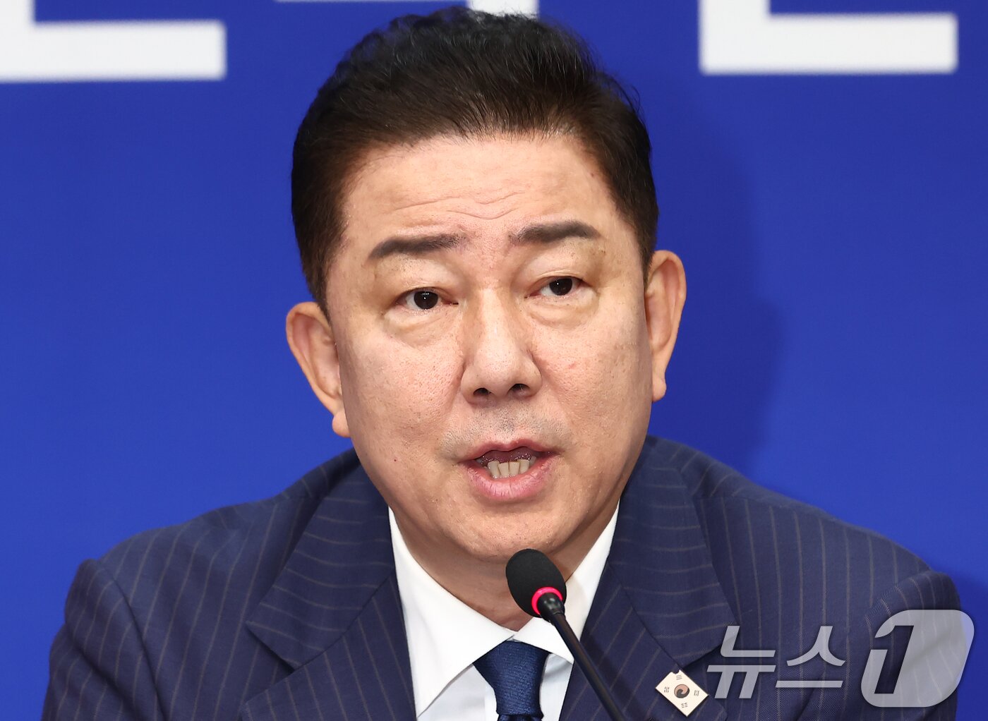 본문 이미지 - 김병기 더불어민주당 대표 직무대행 겸 원내대표가 20일 오전 서울 여의도 국회에서 열린 최고위원회의에서 모두 발언을 하고 있다. 2025.6.20/뉴스1 ⓒ News1 김민지 기자