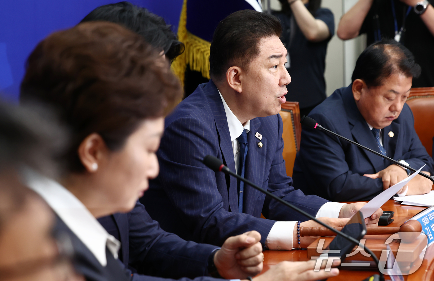 (서울=뉴스1) 김민지 기자 = 김병기 더불어민주당 대표 직무대행 겸 원내대표가 20일 오전 서울 여의도 국회에서 열린 최고위원회의에서 모두 발언을 하고 있다.오른쪽부터 김병주 최 …