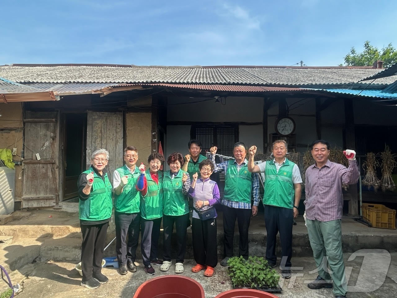 (예산=뉴스1) 이동원 기자 = 예산군 삽교읍 새마을협의회는 지난 19일 주거환경이 열악한 가정을 방문해 ‘사랑의 집 고쳐주기’ 봉사활동을 실시했다. 이날 봉사에는 삽교읍 새마을협 …