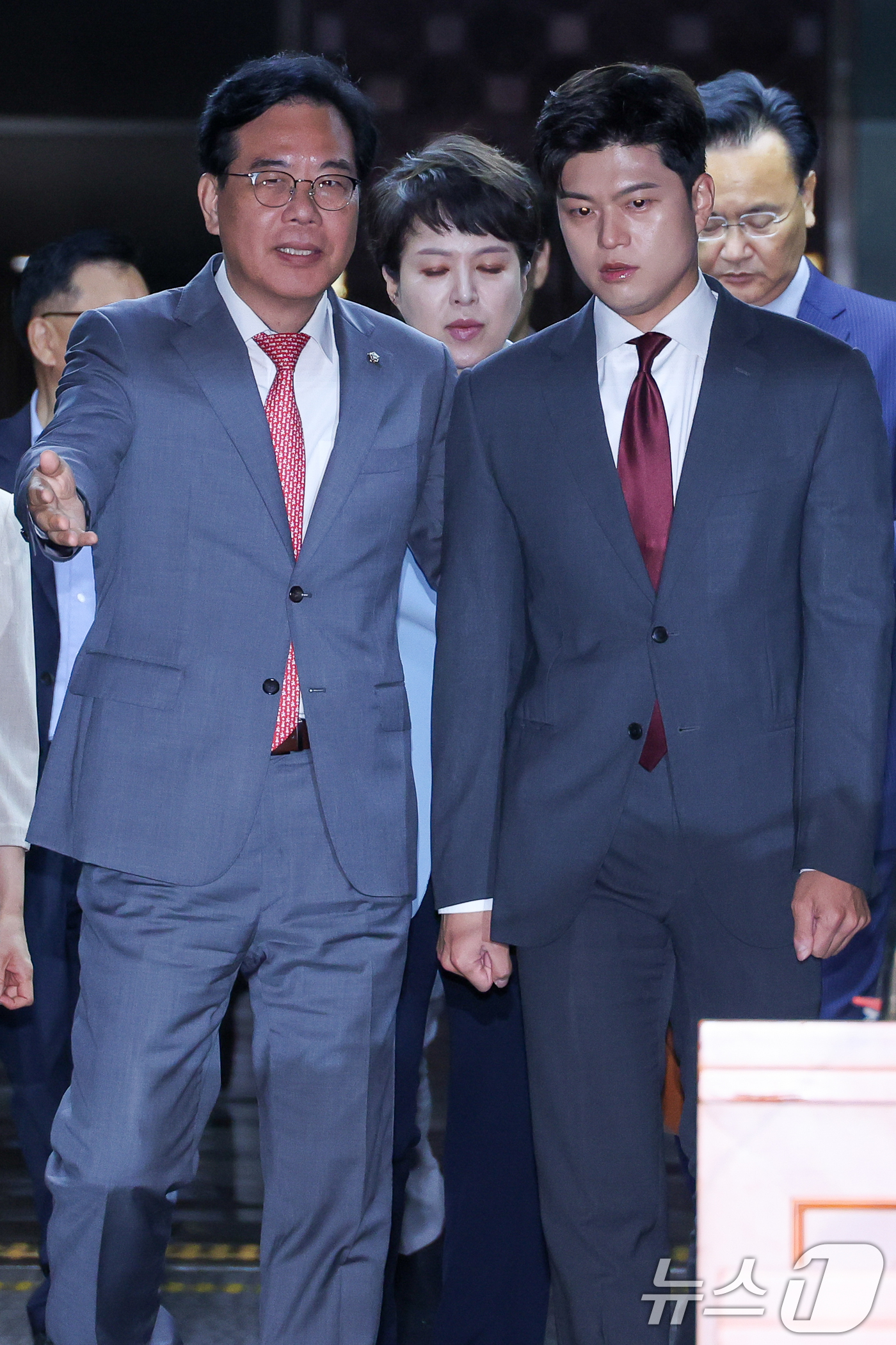 (서울=뉴스1) 안은나 기자 = 김용태 국민의힘 비상대책위원장(앞줄 오른쪽), 송언석 원내대표가 20일 오전 서울 여의도 국회에서 열린 비리백화점 이재명 정부 인사청문회 대책 긴급 …