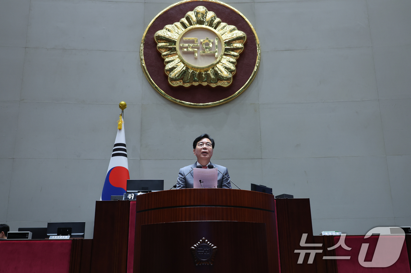 (서울=뉴스1) 안은나 기자 = 송언석 국민의힘 원내대표가 20일 오전 서울 여의도 국회에서 열린 비리백화점 이재명 정부 인사청문회 대책 긴급의원총회에 참석해 모두 발언하고 있다. …