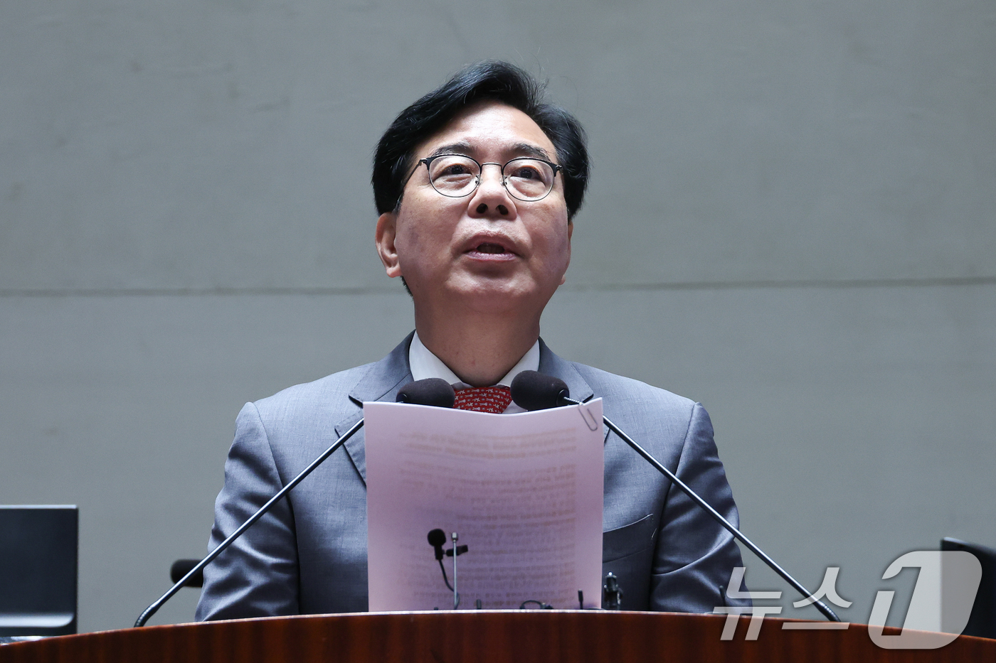 (서울=뉴스1) 안은나 기자 = 송언석 국민의힘 원내대표가 20일 오전 서울 여의도 국회에서 열린 비리백화점 이재명 정부 인사청문회 대책 긴급의원총회에 참석해 모두 발언하고 있다. …