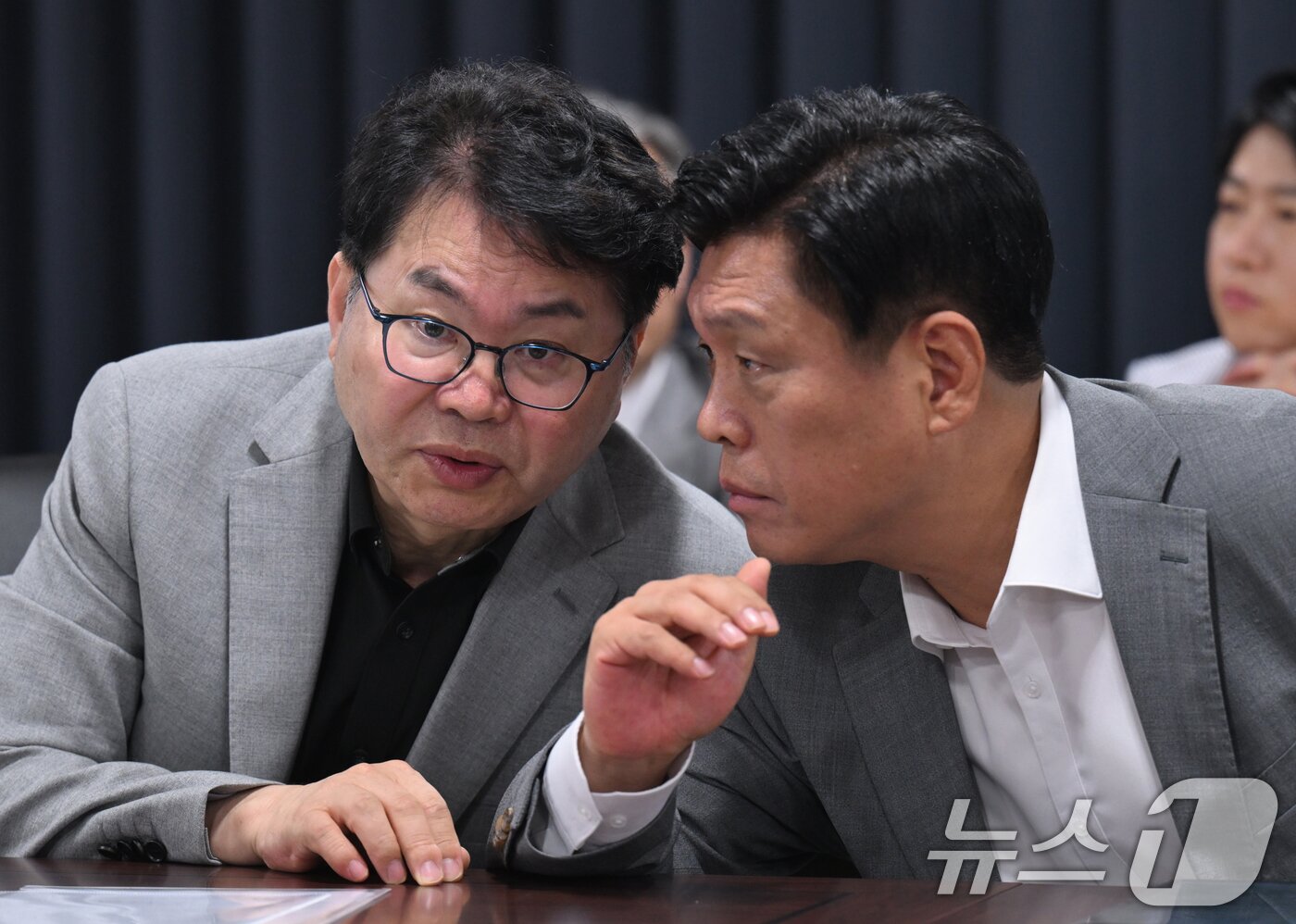본문 이미지 - 이한주 국정기획위원장&#40;왼쪽&#41;과 조승래 대변인이 20일 오전 서울 종로구 정부서울청사 창성동 별관에서 열린 검찰청 업무보고에서 대화하고 있다. &#40;공동취재&#41; 2025.6.20/뉴스1 ⓒ News1 황기선 기자