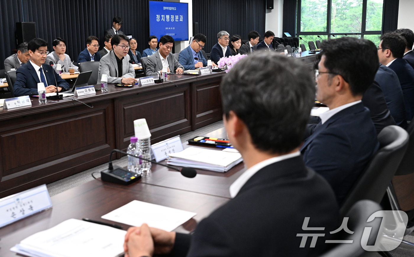 (서울=뉴스1) 황기선 기자 = 이한주 국정기획위원장이 20일 오전 서울 종로구 정부서울청사 창성동 별관에서 열린 검찰청 업무보고에서 모두발언을 하고 있다. (공동취재)  2025 …