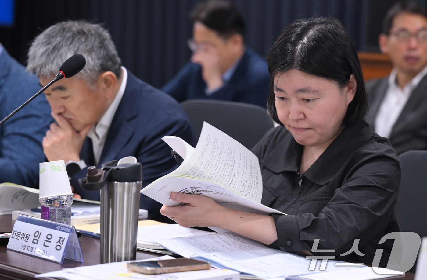 (서울=뉴스1) 황기선 기자 = 국정기획위원회 정치행정분과 전문위원을 맡은 임은정 대전지검 부장검사가 20일 오전 서울 종로구 정부서울청사 창성동 별관에서 열린 검찰청 업무보고에서 …