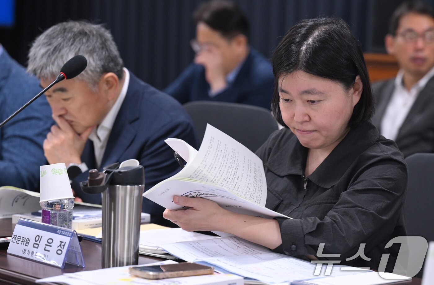 본문 이미지 - 국정기획위원회 정치행정분과 전문위원을 맡은 임은정 대전지검 부장검사가 20일 오전 서울 종로구 정부서울청사 창성동 별관에서 열린 검찰청 업무보고에서 자료를 살펴보고 있다. &#40;공동취재&#41; 2025.6.20/뉴스1 ⓒ News1 황기선 기자