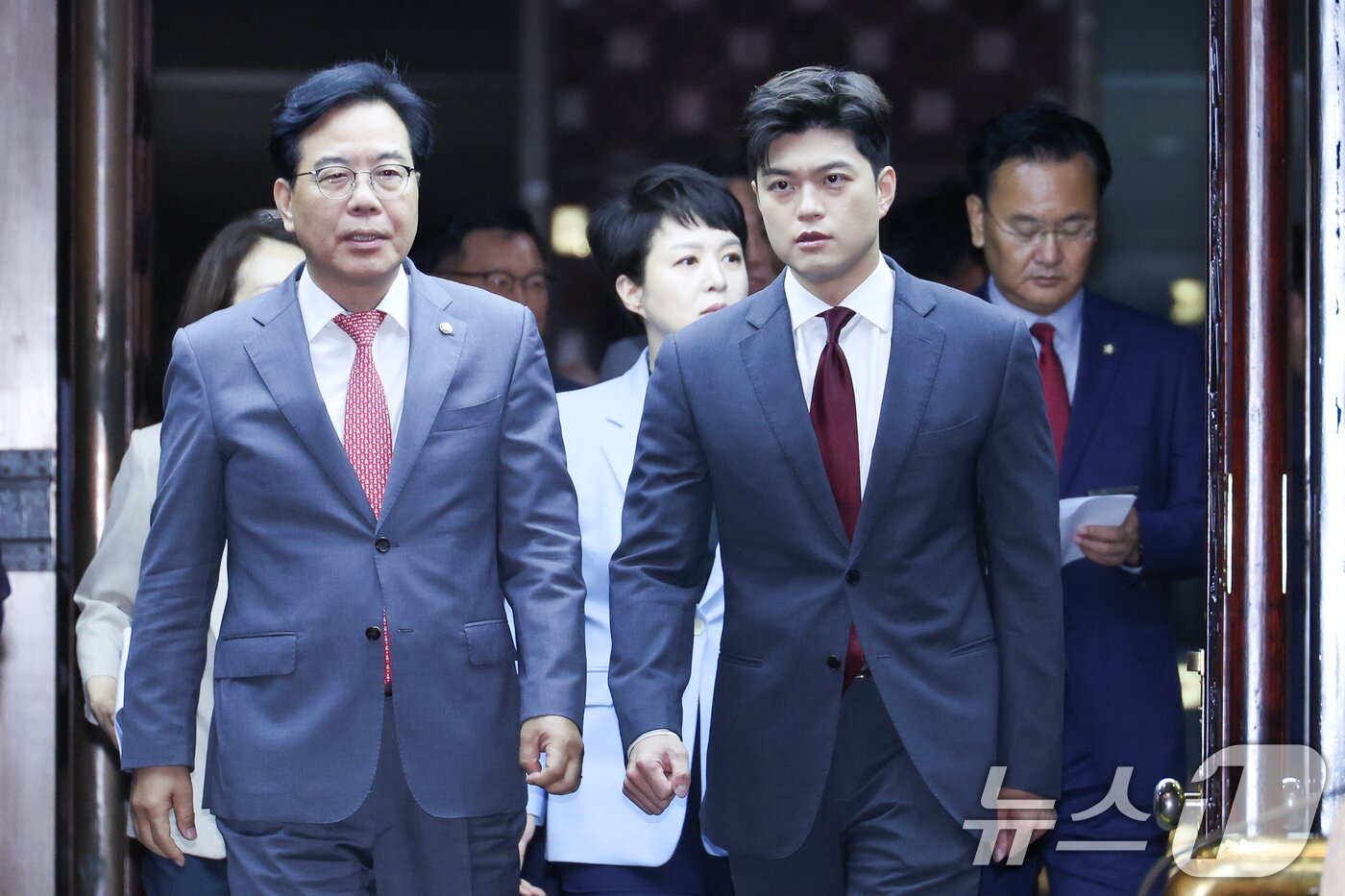 본문 이미지 - 김용태 국민의힘 비상대책위원장&#40;앞줄 오른쪽&#41;, 송언석 원내대표가 20일 오전 서울 여의도 국회에서 열린 비리백화점 이재명 정부 인사청문회 대책 긴급의원총회에 입장하며 대화하고 있다. 2025.6.20/뉴스1 ⓒ News1 안은나 기자