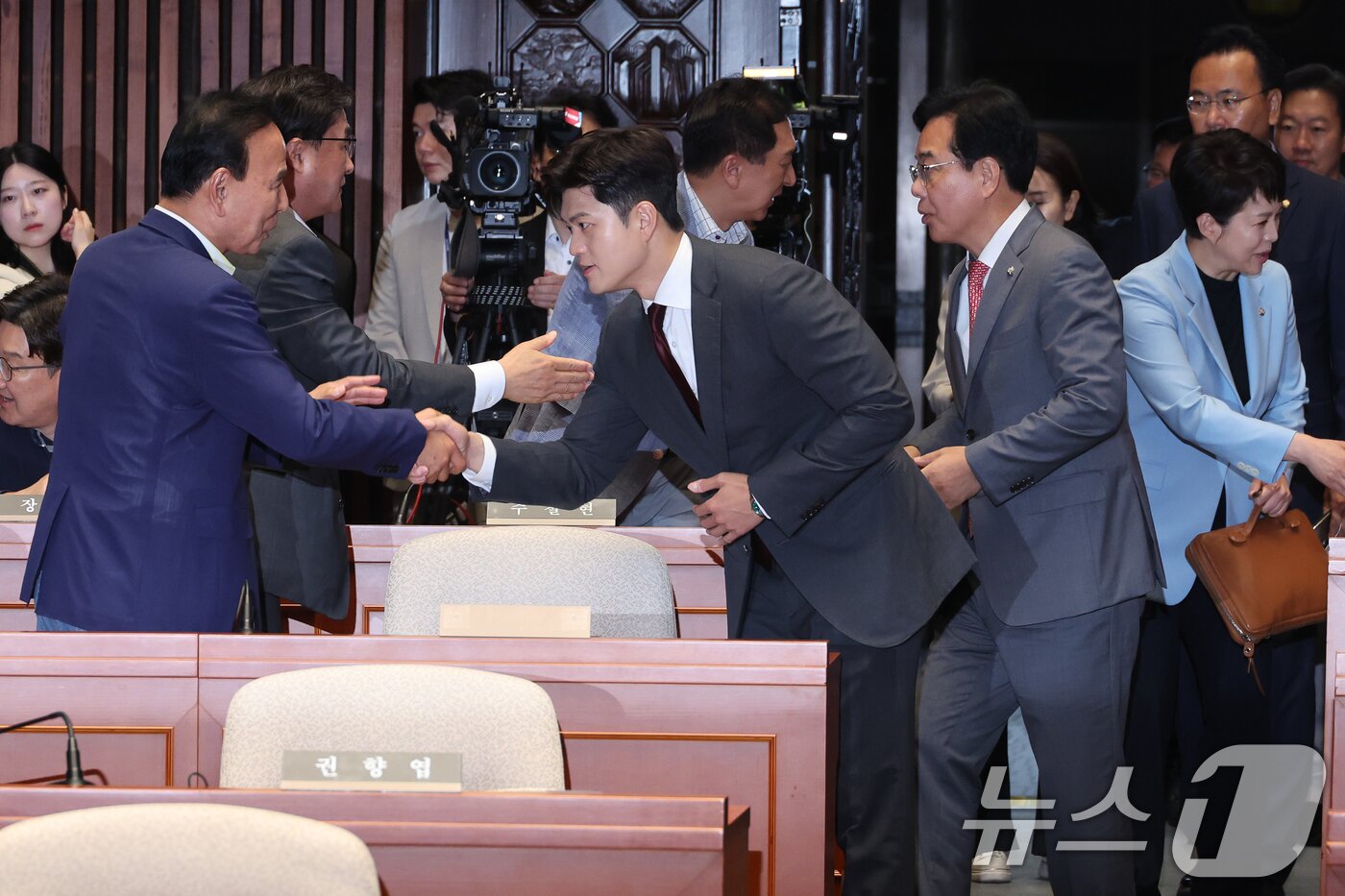 본문 이미지 - 김용태 국민의힘 비상대책위원장, 송언석 원내대표가 20일 오전 서울 여의도 국회에서 열린 비리백화점 이재명 정부 인사청문회 대책 긴급의원총회에 입장하며 의원들과 악수하고 있다. 2025.6.20/뉴스1 ⓒ News1 안은나 기자