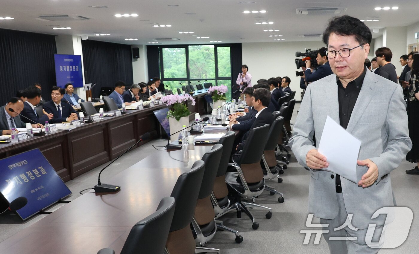 본문 이미지 - 이한주 국정기획위원장이 20일 오전 서울 종로구 정부서울청사 창성동 별관에서 열린 검찰청 업무보고에 참석하고 있다. &#40;공동취재&#41; 2025.6.20/뉴스1 ⓒ News1 황기선 기자