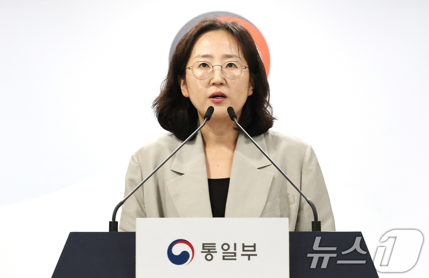 (서울=뉴스1) 임세영 기자 = 장윤정 통일부 부대변인이 20일 오전 서울 종로구 정부서울청사에서 정례브리핑을 하고 있다. 2025.6.20/뉴스1