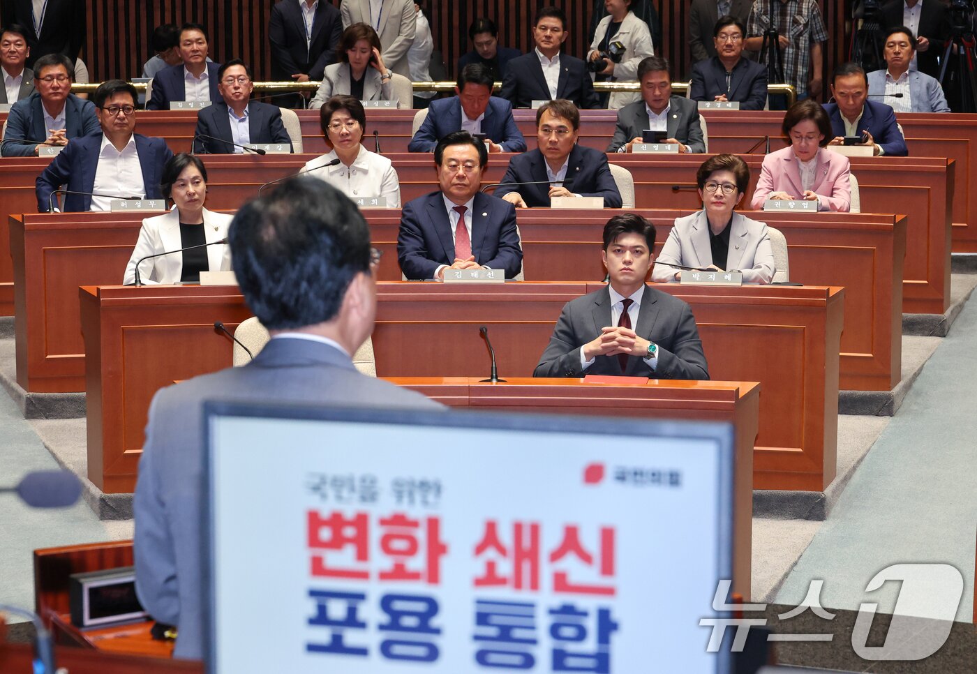 본문 이미지 - 김용태 국민의힘 비상대책위원장을 비롯한 의원들이 20일 오전 서울 여의도 국회에서 열린 비리백화점 이재명 정부 인사청문회 대책 긴급의원총회에 참석해 송언석 원내대표 발언을 듣고 있다. 2025.6.20/뉴스1 ⓒ News1 안은나 기자