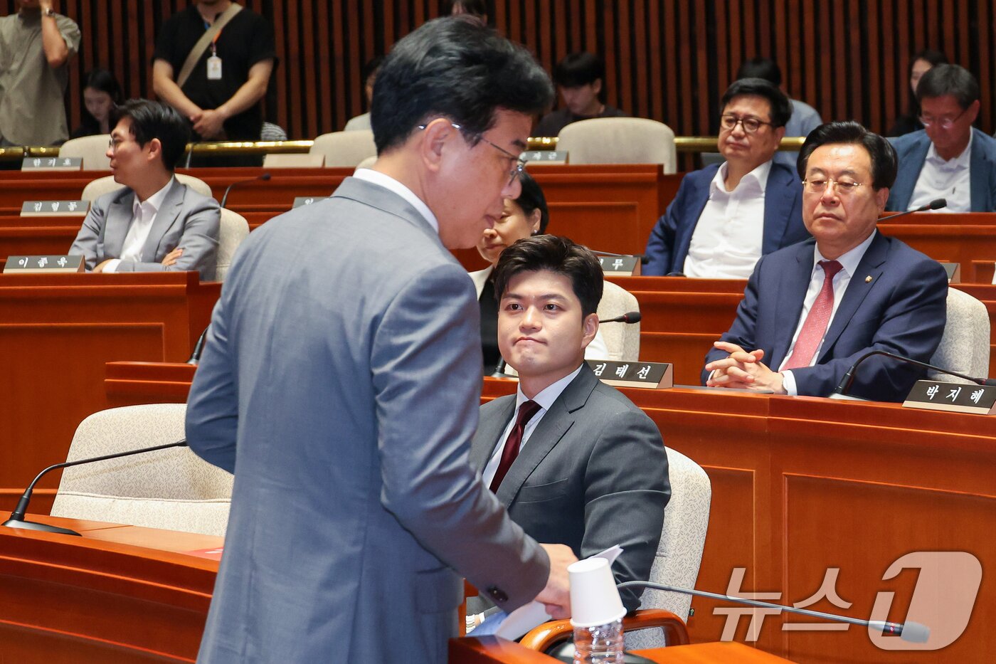 본문 이미지 - 송언석 국민의힘 원내대표가 지난 6월 20일 오전 서울 여의도 국회에서 열린 비리백화점 이재명 정부 인사청문회 대책 긴급의원총회에 참석해 발언을 마치고 자리로 향하고 있다. 오른쪽은 당시 김용태 비대위원장. 2025.6.20/뉴스1 ⓒ News1 안은나 기자