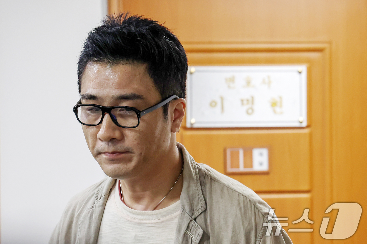 (서울=뉴스1) 민경석 기자 = 임성근 전 해병대 1사단장 구명 로비 의혹의 최초 제보자라고 밝힌 이관형 씨가 20일 오전 순직 해병 수사 방해 의혹 사건 수사를 맡은 이명현 특별 …