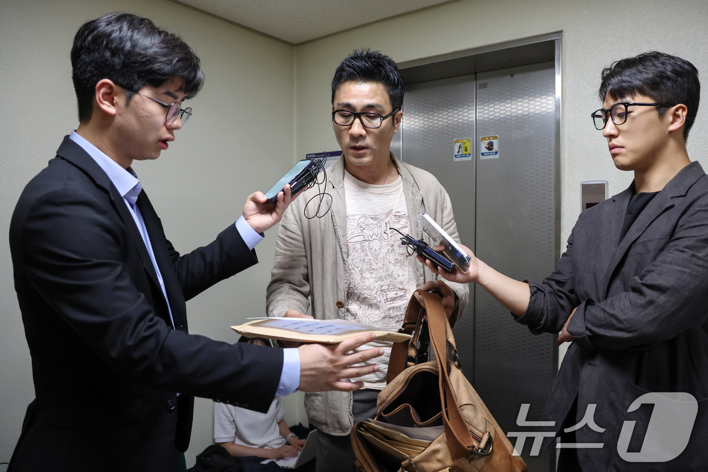 (서울=뉴스1) 민경석 기자 = 임성근 전 해병대 1사단장 구명 로비 의혹의 최초 제보자라고 밝힌 이관형 씨가 20일 오전 순직 해병 수사 방해 의혹 사건 수사를 맡은 이명현 특별 …