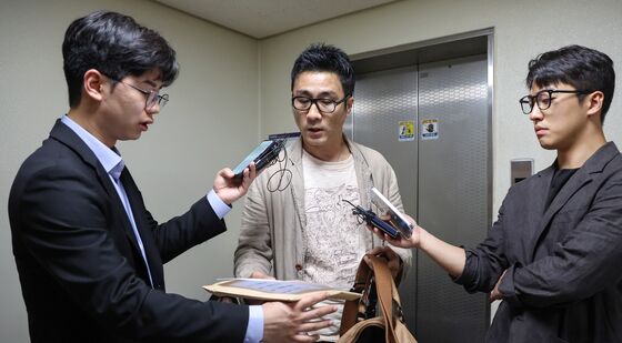이명현 특검에게 전하려던 자료 꺼내는 '구명 로비 의혹' 제보자