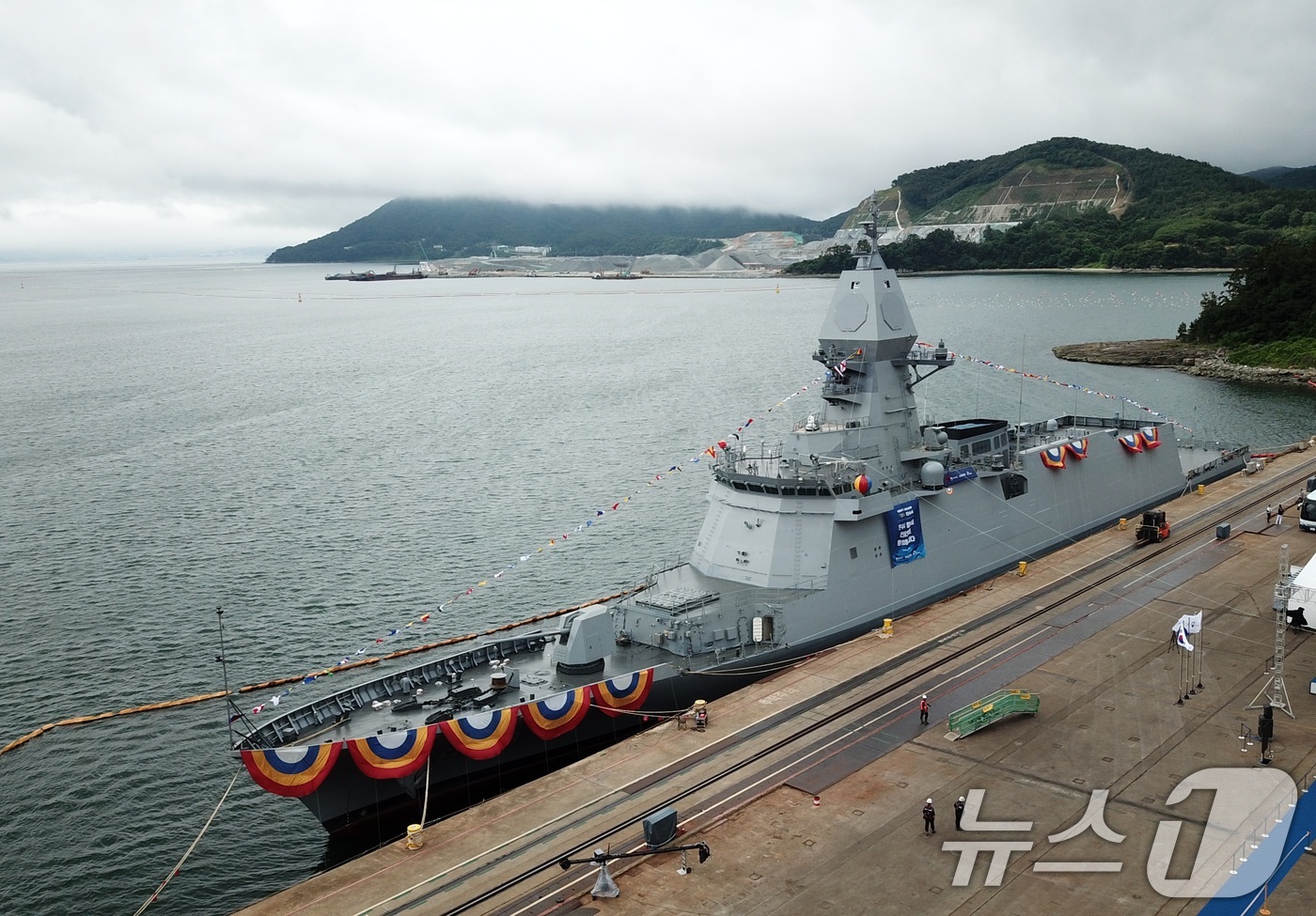 (서울=뉴스1) = 해군 3,600톤급 호위함 경북함이 20일 진수식을 앞두고 경남 고성 SK오션플랜트 부두에 정박하고 있다. (해군 제공. 재판매 및 DB 금지) 2025.6.2 …
