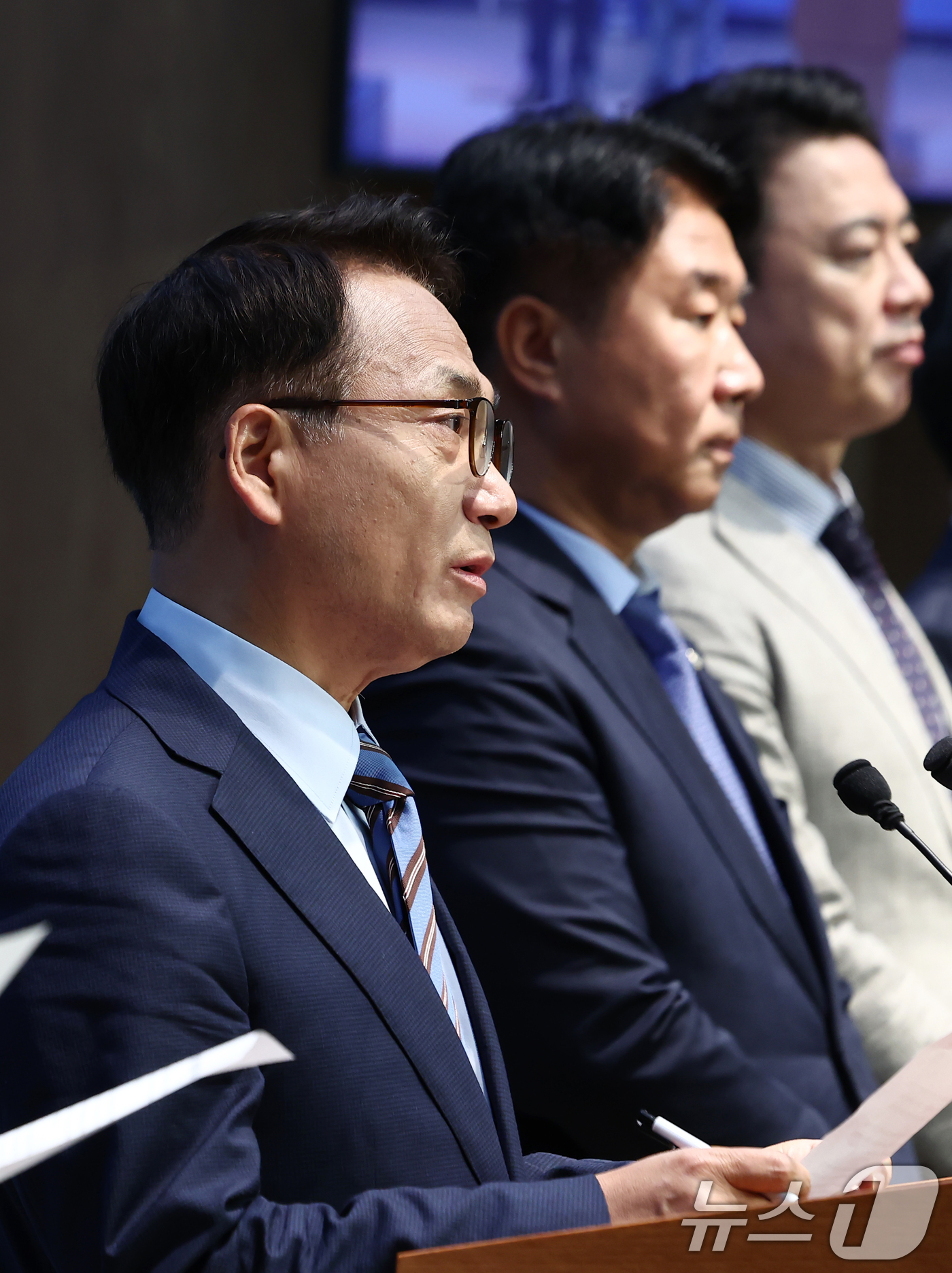 (서울=뉴스1) 김민지 기자 = 국회 정보위원회 소속 더불어민주당 박선원 간사를 비롯한 위원들이 20일 서울 여의도 국회 소통관에서 국민의힘의 이종석 국가정보원장 후보자 인사청문경 …