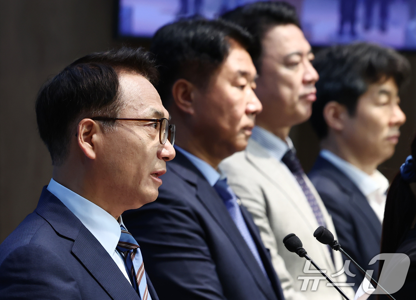 (서울=뉴스1) 김민지 기자 = 국회 정보위원회 소속 더불어민주당 박선원 간사를 비롯한 위원들이 20일 서울 여의도 국회 소통관에서 국민의힘의 이종석 국가정보원장 후보자 인사청문경 …