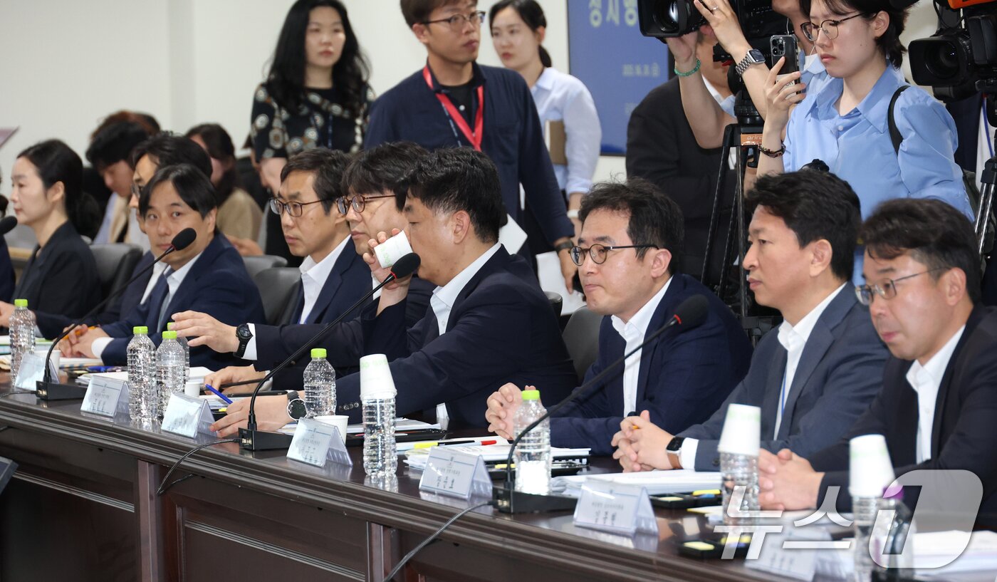본문 이미지 - 대검찰청 관계자들이 20일 오전 서울 종로구 정부서울청사 창성동 별관에서 열린 검찰청 업무보고에 자리하고 있다. &#40;공동취재&#41; 2025.6.20/뉴스1 ⓒ News1 황기선 기자