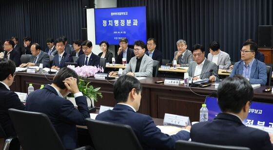 검찰청 업무보고 자리한 이한주 위원장
