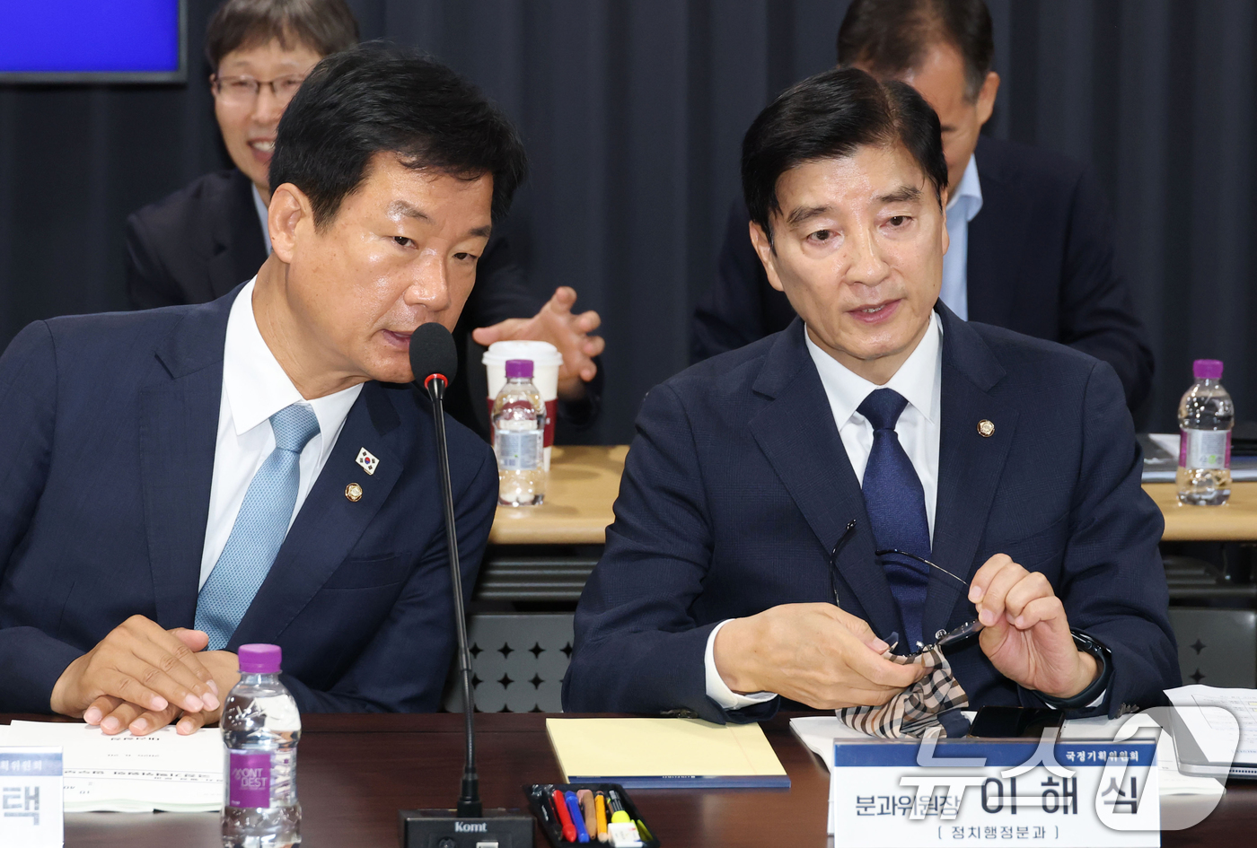 (서울=뉴스1) 황기선 기자 = 국정기획위원회 정치행정분과장을 맡은 이해식 더불어민주당 의원이 20일 오전 서울 종로구 정부서울청사 창성동 별관에서 열린 검찰청 업무보고에서 박균택 …