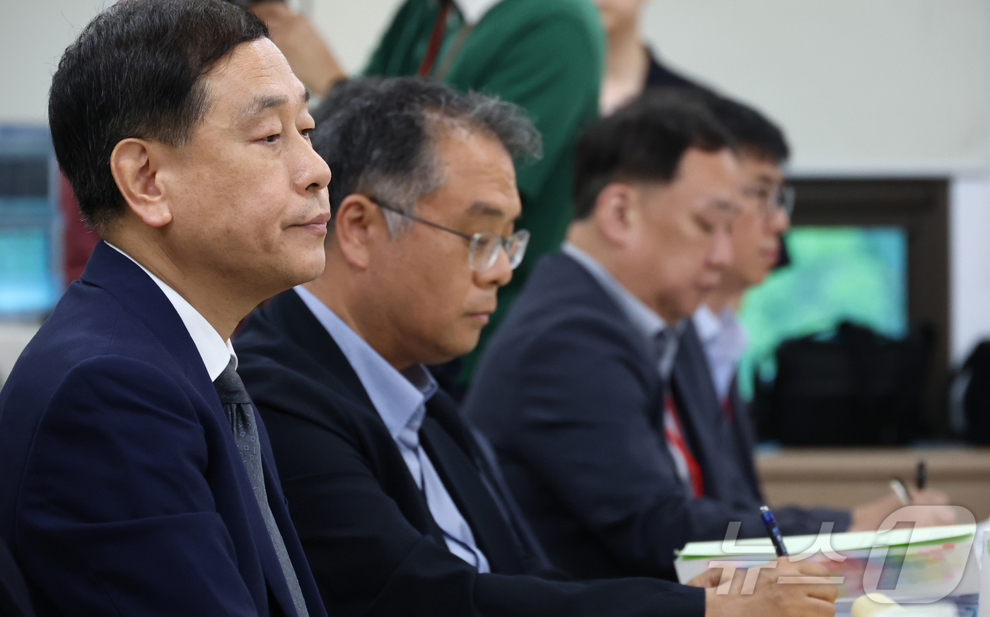 (과천=뉴스1) 박정호 기자 = 김영관 방송통신위원회(방통위) 사무처장 직무대행을 비롯한 관계자들이 20일 오전 경기 과천시 정부과천청사 방통위에서 열린 국정기획위원회 방통위 업무 …