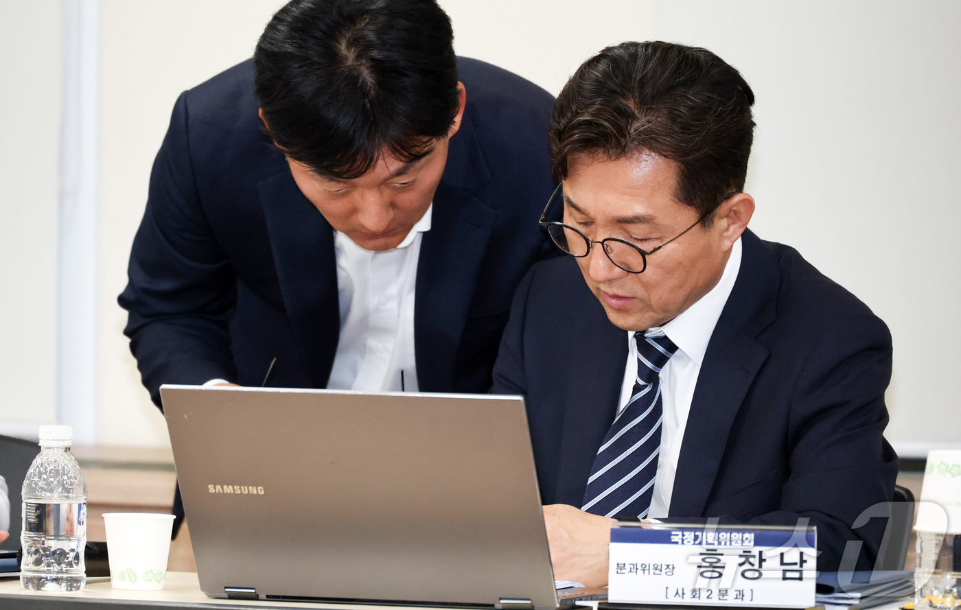 (과천=뉴스1) 박정호 기자 = 홍창남 국정기획위원회 사회2분과위원장이 20일 오전 경기 과천시 정부과천청사 방송통신위원회(방통위)에서 열린 국정기획위원회 방통위 업무보고를 앞두고 …