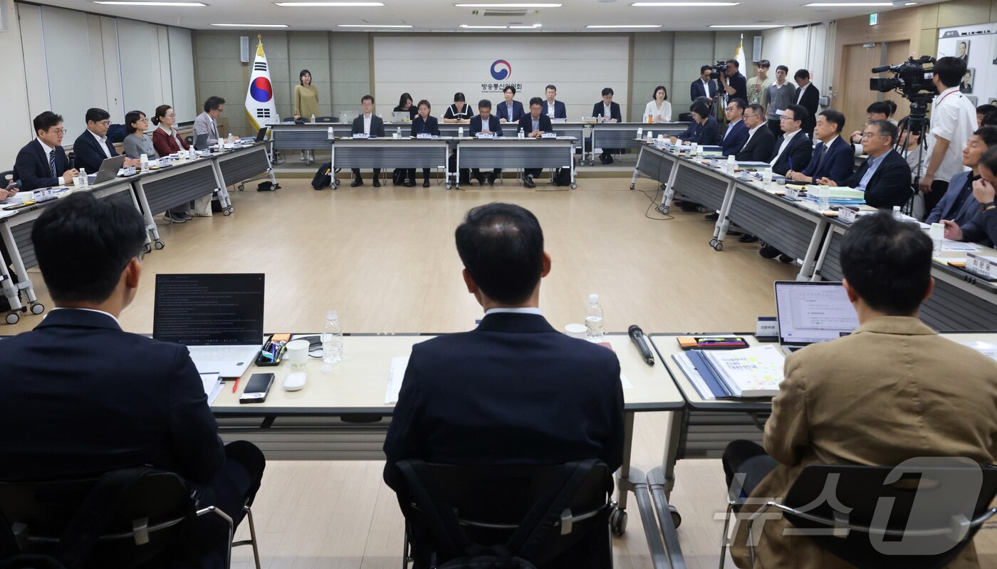 본문 이미지 - 홍창남 국정기획위원회 사회2분과위원장이 20일 오전 경기 과천시 정부과천청사 방송통신위원회&#40;방통위&#41;에서 열린 국정기획위원회 방통위 업무보고에서 모두 발언을 하고 있다.&#40;공동취재&#41; 2025.6.20/뉴스1 ⓒ News1 박정호 기자