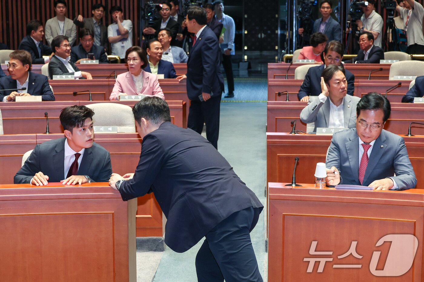 본문 이미지 - 김용태 국민의힘 비상대책위원장&#40;앞줄 왼쪽&#41;, 송언석 원내대표가 20일 오전 서울 여의도 국회에서 열린 비리백화점 이재명 정부 인사청문회 대책 긴급의원총회에 자리하고 있다. 2025.6.20/뉴스1 ⓒ News1 안은나 기자